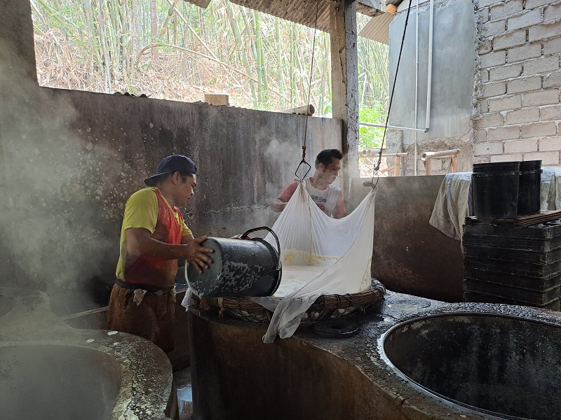 Karyawan sedang memproduksi tahu di salah satu pabrik di Desa Mejing, Kecamatan Candimulyo, Kabupaten Magelang.