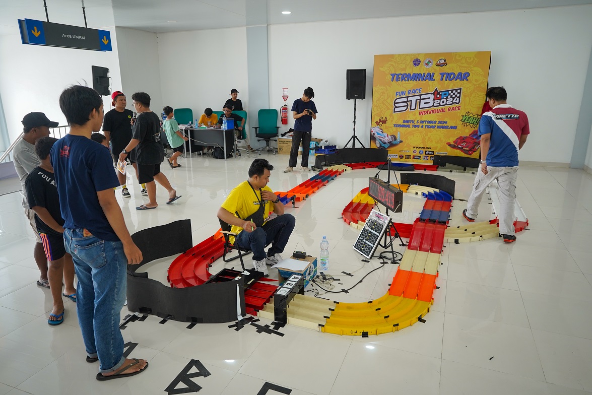 Suasana kompetisi balap tamiya yang digelar di lantai 2, Gedung Terminal Tipe A Tidar Magelang, Jawa Tengah, Sabtu (5/10/2024).