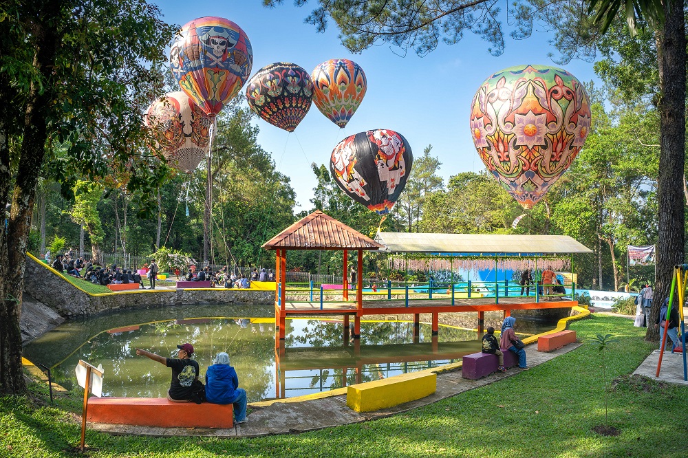 Enam dari sembilan balon udara diterbangkan di area kolam ombak Taman Kyai Langgeng (TKL) Ecopark Magelang, Minggu (6/10/2024)  &nbsp;