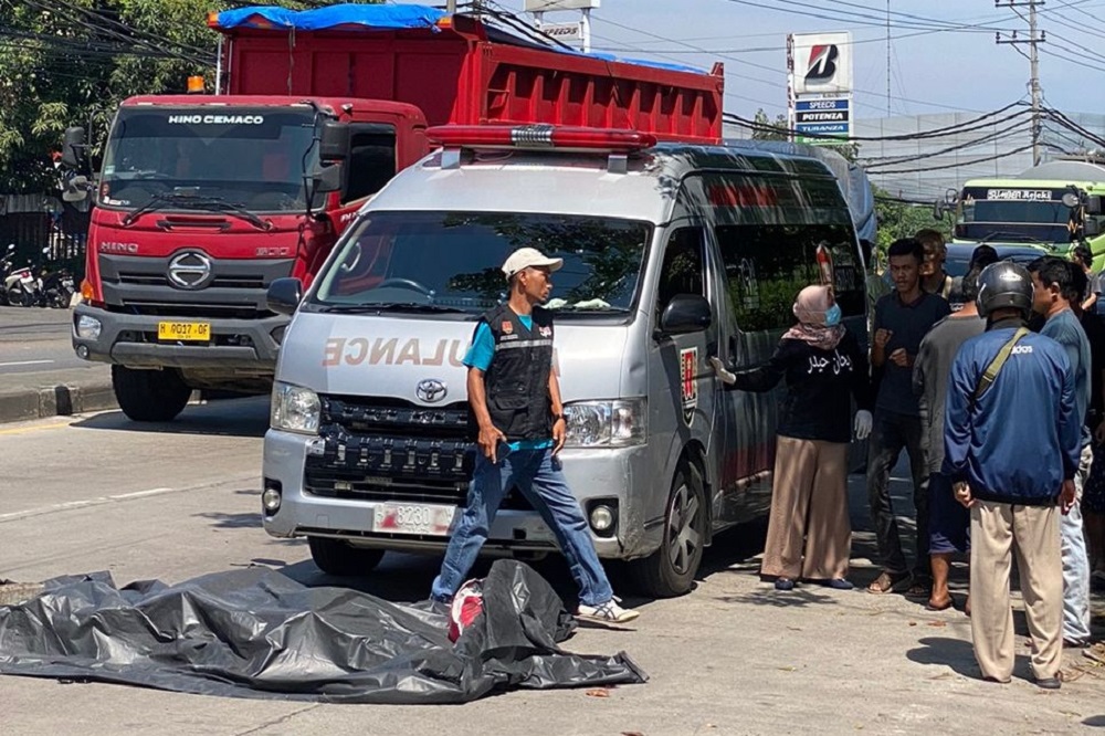 Korban pengendara sepeda motor tertabrak truk tronton di seberang SPBU Tambakaji, Kota Semarang, Minggu (6/10/2024).&nbsp;  &nbsp;