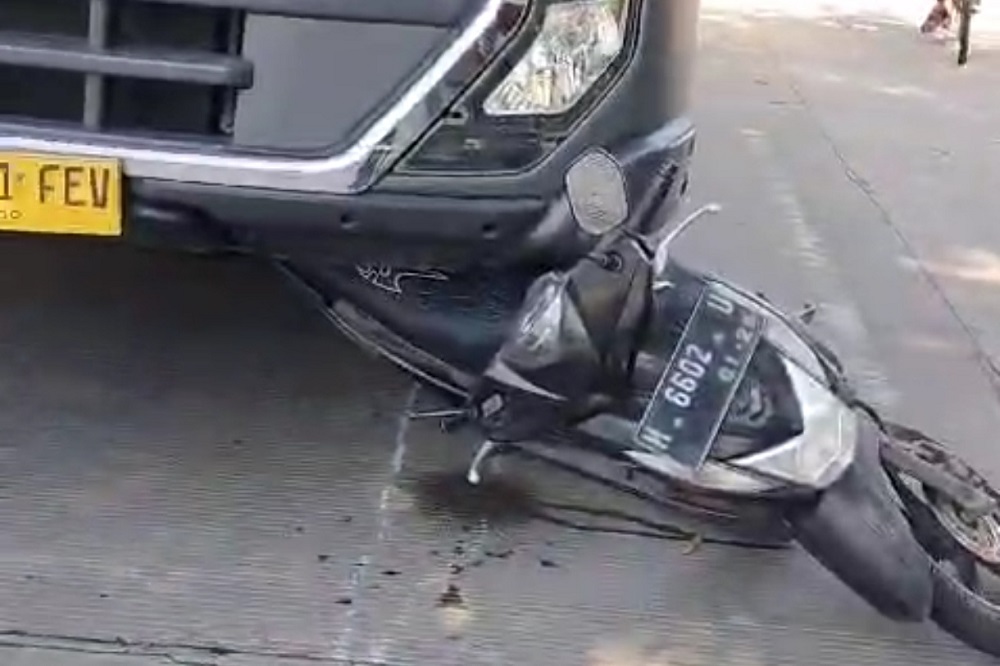 Motor korban terjepit truk tronton yang menabraknya.