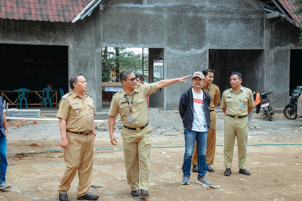 Plt Bupati Wonosobo M Albar dan Kepala Dinas Pariwisata dan Budaya Kabupaten Wonosobo Agus Wibowo saat mengecek pembangunan Telaga Menjer.