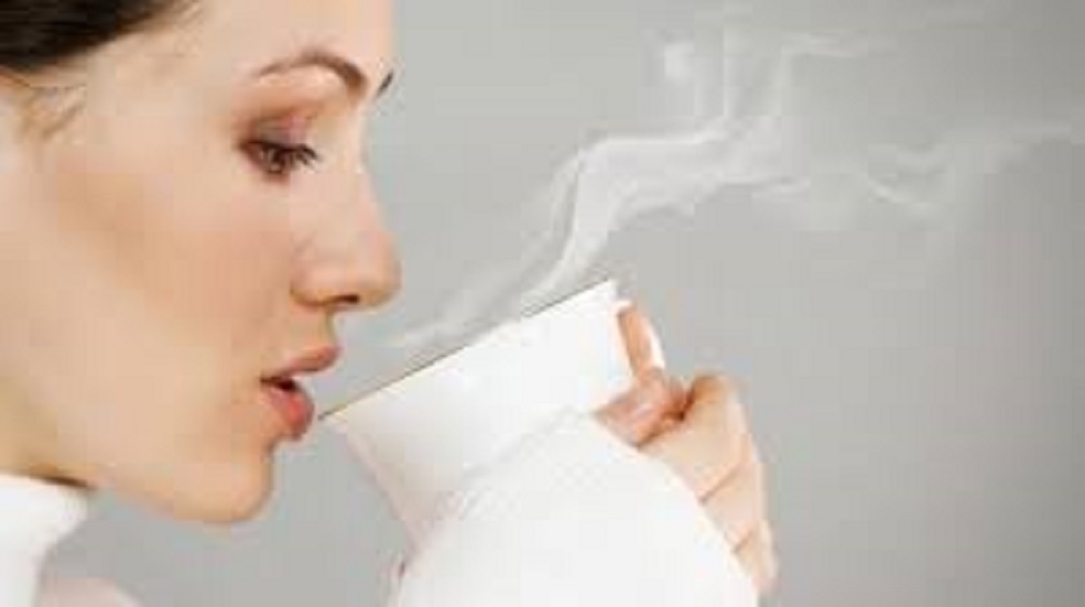 Minum air putih hangat di pagi hari ternyata baik untuk kesehatan.
