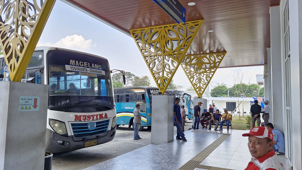 Bus antre menunggu penumpang di Terminal Tipe A Tidar Kota Magelang dengan wajah baru.