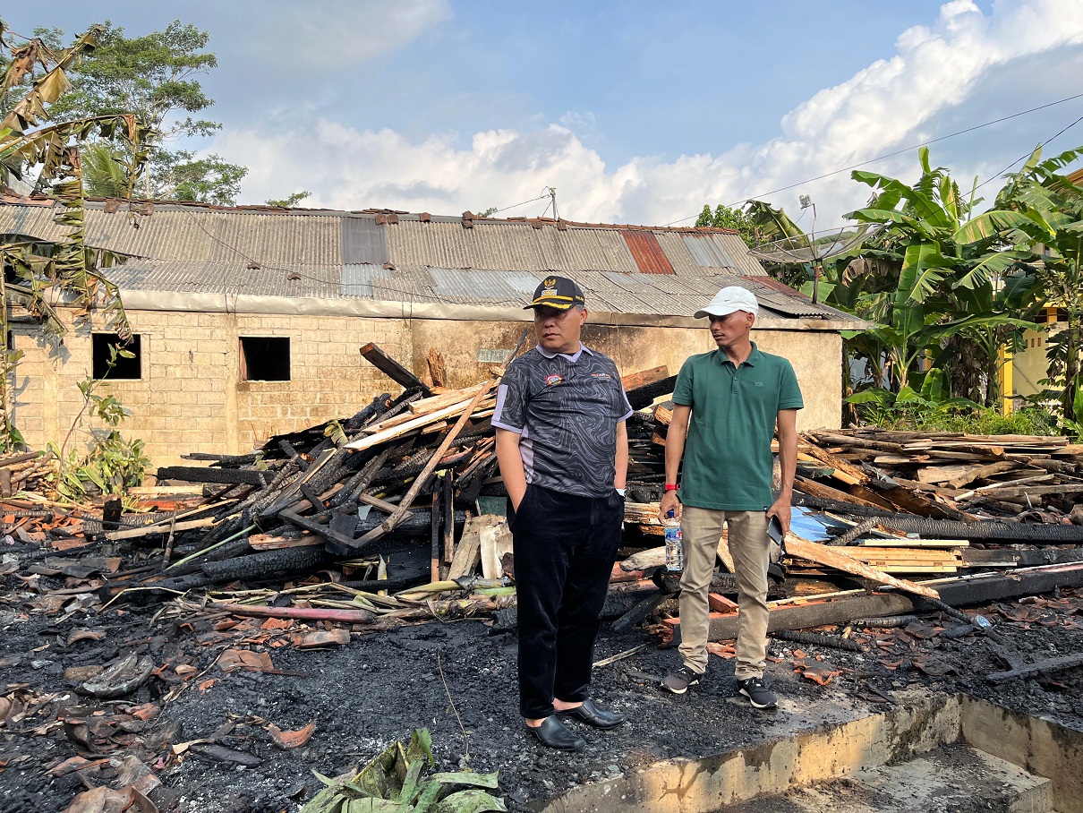 Plt Bupati Wonosobo Muhammad Albar mengunjungi lokasi kebakaran di Desa Jlamprang, Leksono, Wonosobo, Senin (7/10/2024).