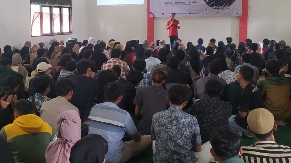 Grengseng Pamuji bersama para keluarga penerima Kartu Indonesia Pintar (KIP).