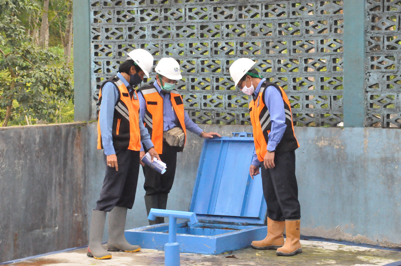 Petugas melakukan pengecekan rutin debit dan kualitas air di salah satu sumber mata air milik Perumda Tirta Aji Wonosobo.