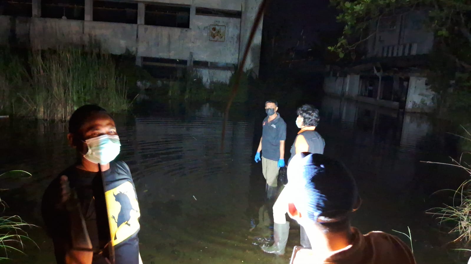 Di lokasi penemuan mayat di bekas kantor sebuah media  cetak di Jalan Raya Kaligawe, Genuk, Semarang digenangi air.
