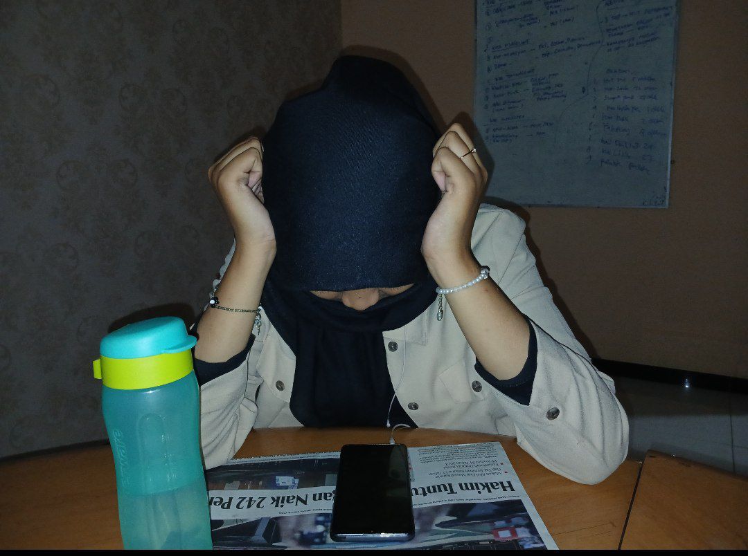 Gen Z yang terlihat sedang memikirkan  kehidupan.