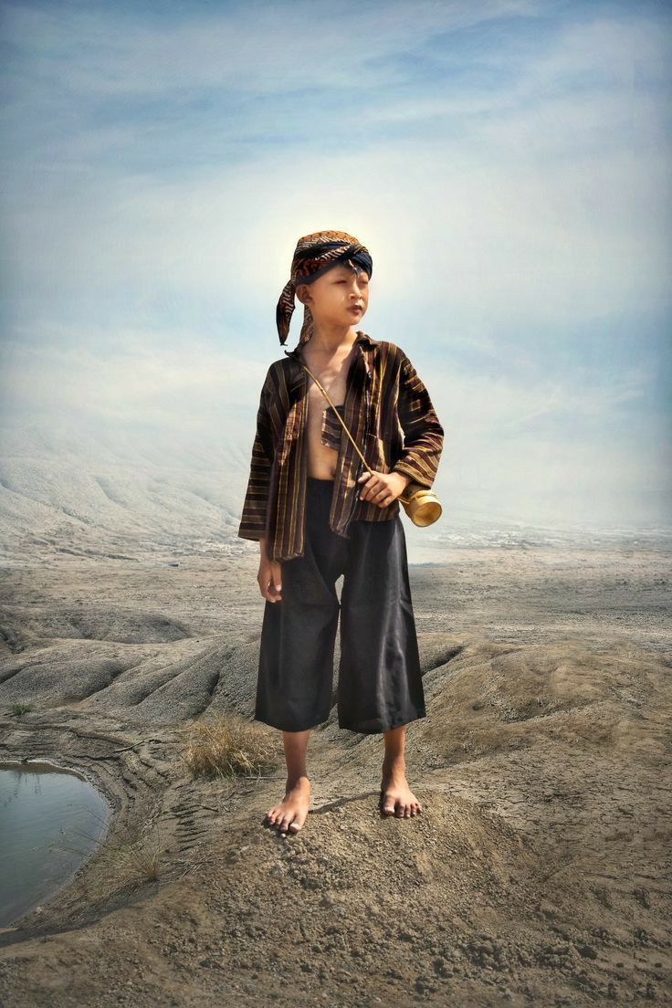 Orang jawa dengan pakaian adat Jawa