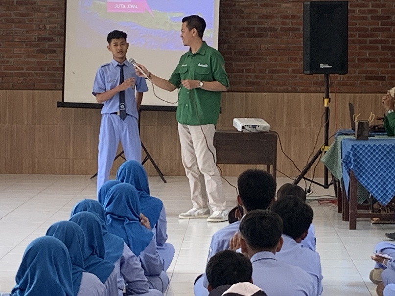 Siswa SMP Negeri 4 Temanggung mengikuti sosialisasi internet cerdas kreatif produktif (incakap) di aula sekolah tersebut, Selasa (8/10/2024).