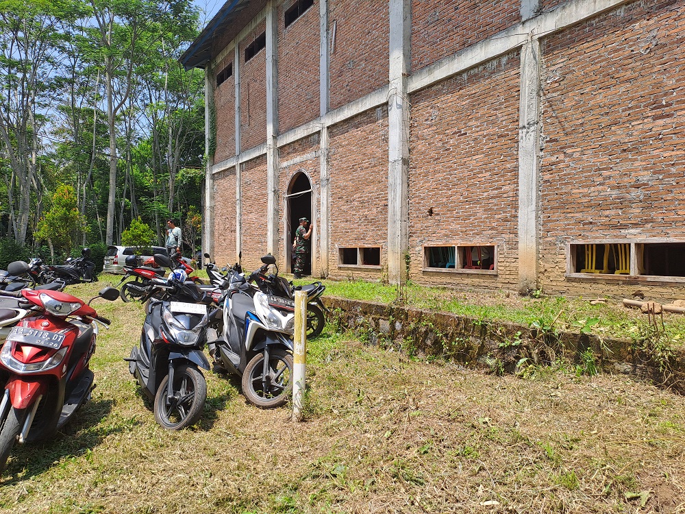 Patok kuning terpasang di luar bangunan aula kantor Desa Glagahombo, Kecamatan Tegalrejo, Kabupaten Magelang yang menjadi titik AS proyek tol Jogja-Bawen, Rabu (9/10/2024)