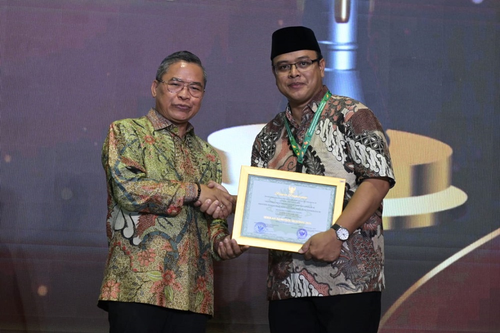 Kepala SMP Negeri 1 Ngablak Rusman As&rsquo;ari menerima penghargaan Sekolah Adiwiyata Nasional 2024.
