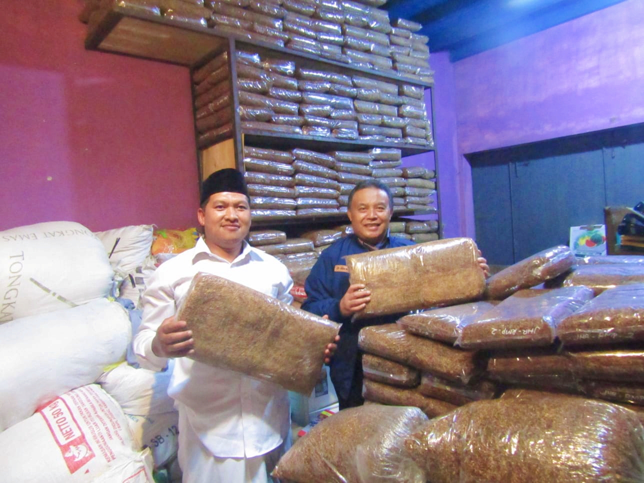 Plt Bupati Wonosobo Muhammad Albar (kanan) mengunjungi produksi tembakau Sukirno wargan Dusun Garunglor, Desa Butuh, Kalikajar.