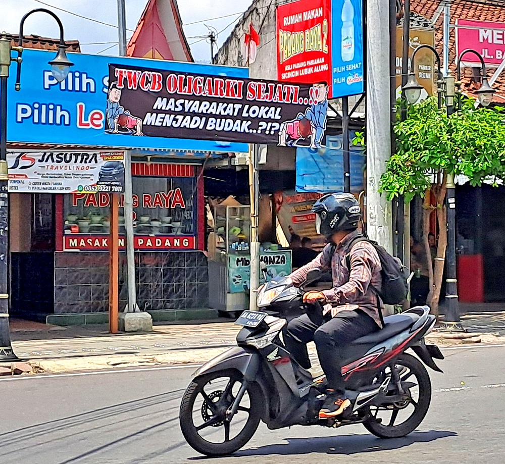 Spanduk bertuliskan TWCB Oligarki Sejati...! Masyarakat Lokal Menjadi Budak..?!?! terpampang jelas di Pertigaan Bu Sum atau dekat dengan pintu pos 1 menuju Candi Borobudur.