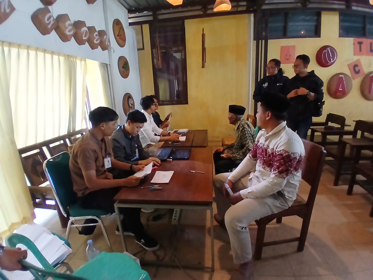Warga mendapatkan pencairan tahap pertama BLT DBHCHT 2024 di Kecamatan Tlogomulyo, Kabupaten Temanggung, Kamis (10/10/2024).