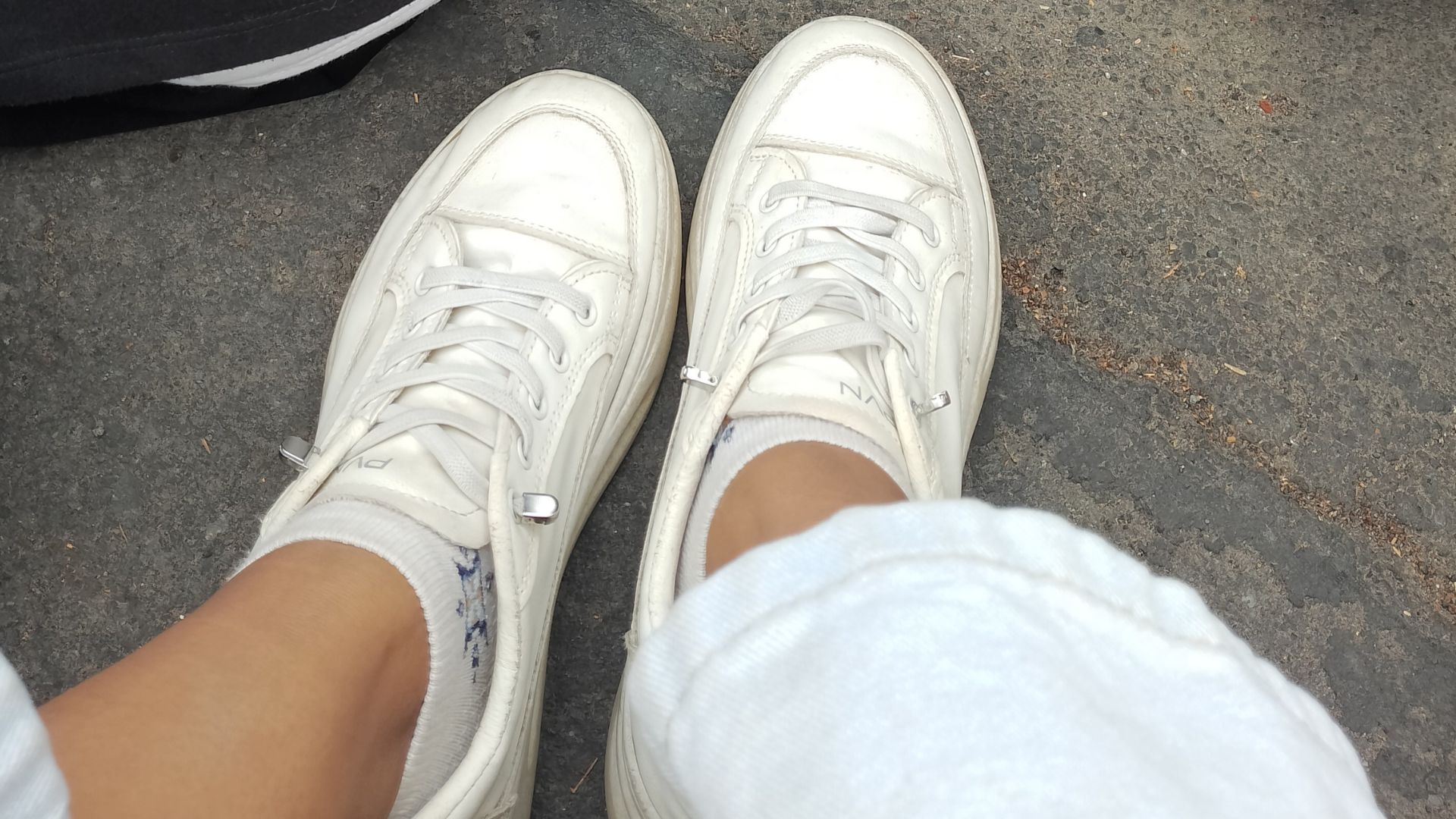 Cara mengembalikan warna sepatu putih yang menguning
