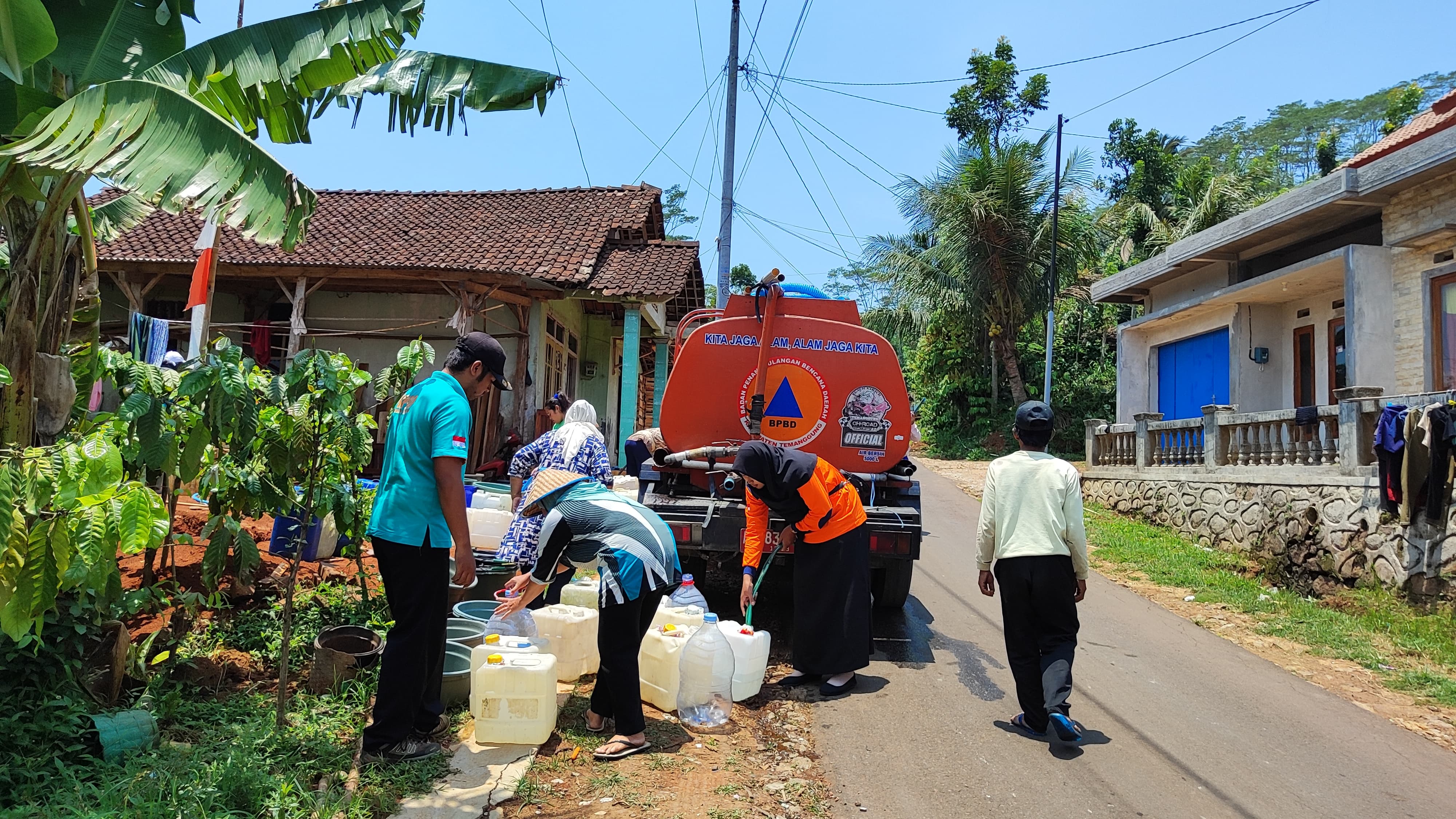 Personel BPBD menyalurkan bantuan air bersih kepada masyarakat yang masih kekurangan air bersih dalam seminggu terakhir. (IST)