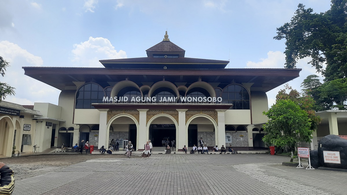 Masjid Jami Wonosobo lokasinya strategis dengan dengan Alun-alun Wonosobo.