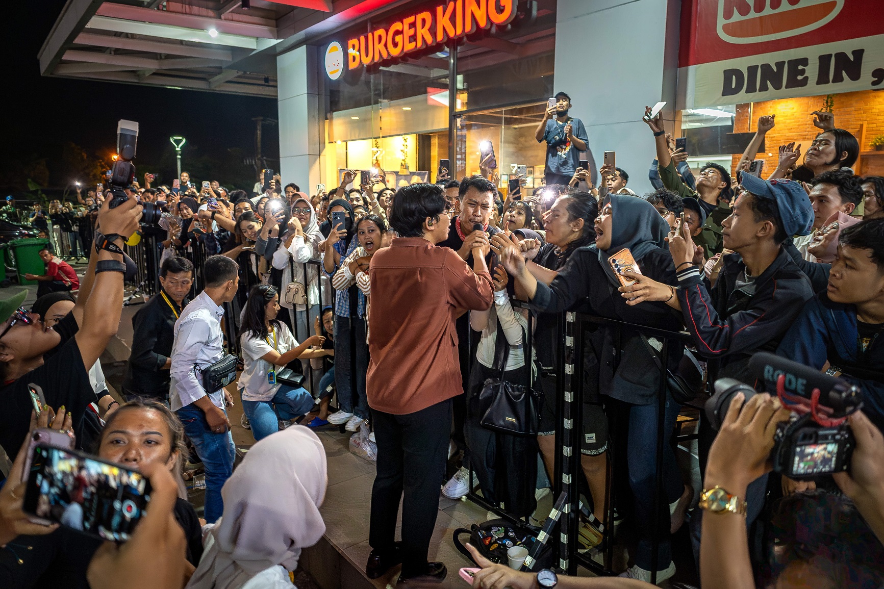 Vokalis For Revenge (Boniex Noer) turun panggung, menyapa dan bernyanyi bersama dengan para penggemarnya.