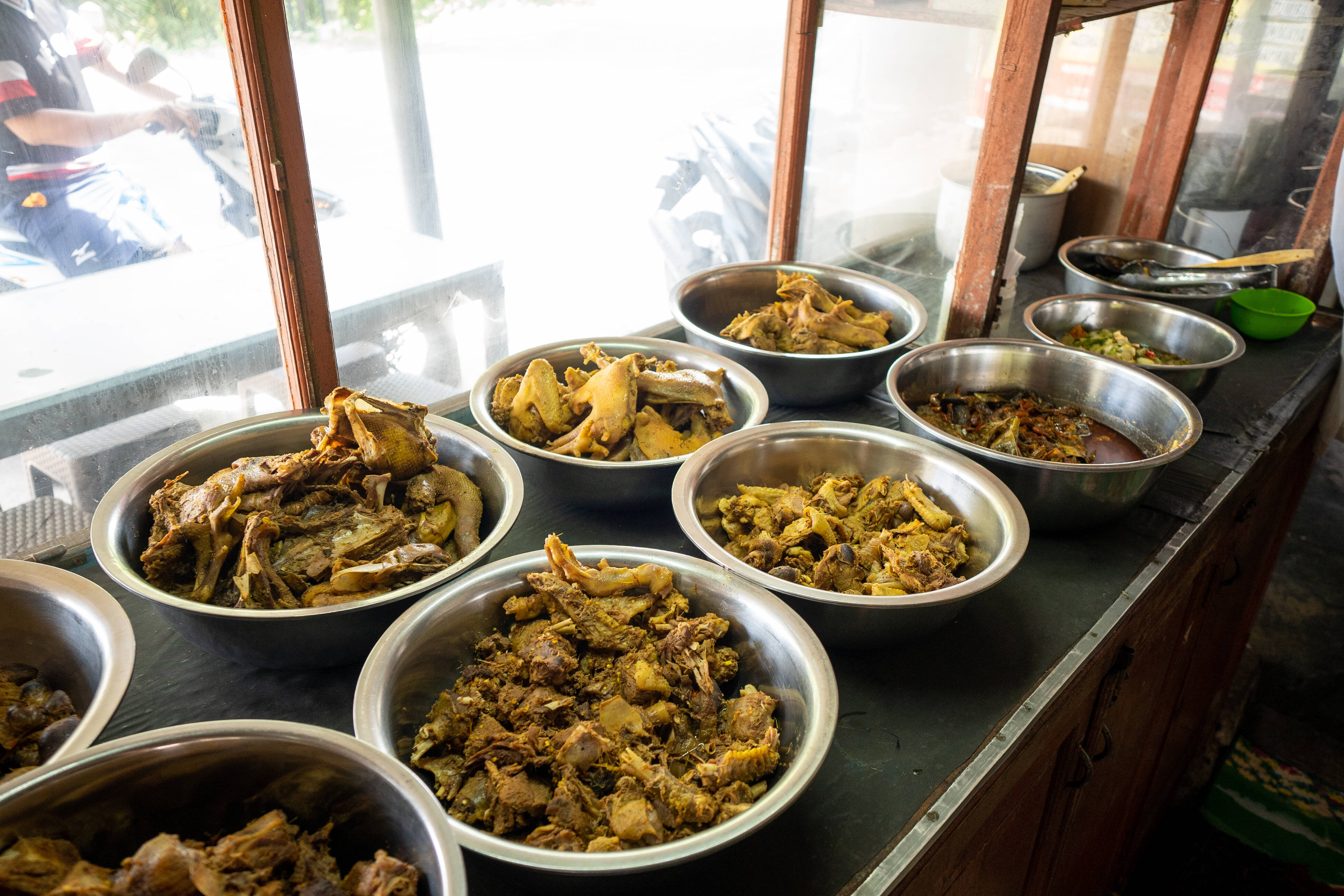 Beragam menu daging disajikan di warung makan Pak Bagong.