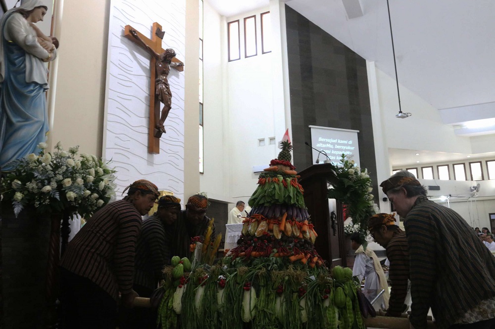 Jemaat Paroki Mater Dei Lampersari membawa gunungan hasil bumi saat Misa Syukur HUT ke-60 Gereja Katolik Mater Dei, Lampersari, Minggu (13/10/2024).  &nbsp;