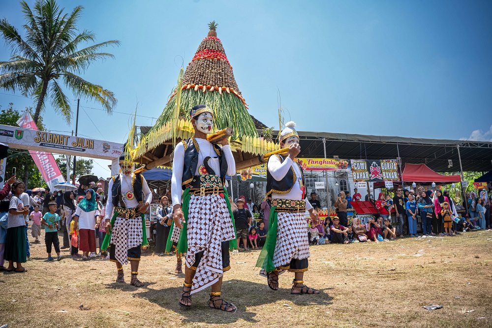 Gunungan Ojeg dibawa para Punokawan memasuki Lapangan Drojogan yang nantinya akan di perebutkan warga, Minggu (13/10/2024)