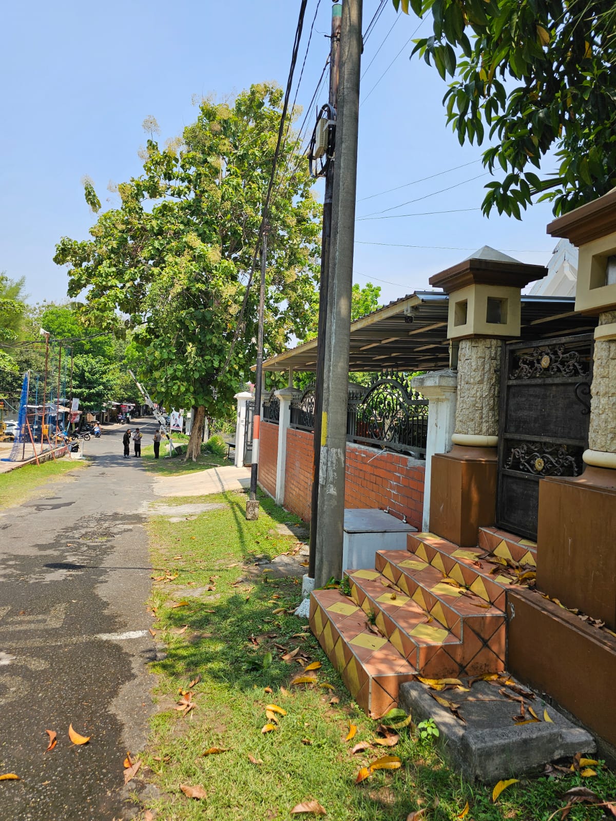 Letusan mirip suara mercon itu terdengar dari depan rumah di Jalan Papandayan No 5 RT 09 RW IV Gajahmungkur, Semarang ini.  Di sini juga ditemukan bercak darah.