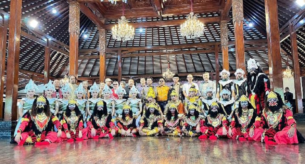 Sanggar Kinnara Kinnari Borobudur tampil di TMII membawakan tari drama Sutasoma, Minggu (13/10/2024).
