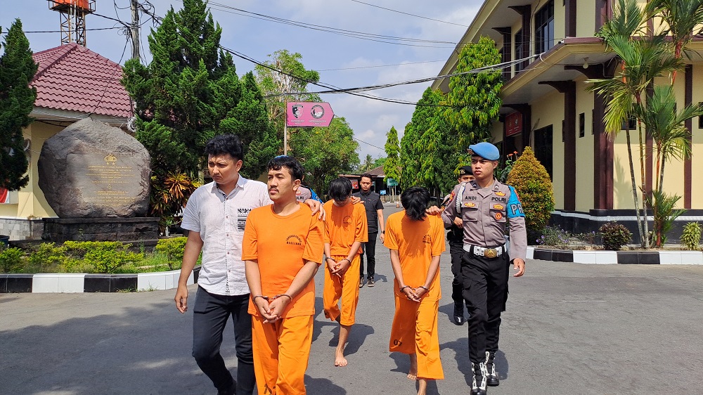 Tiga dari lima pemuda yang hendak tawuran digelandang petugas Polresta Magelang. Salah satu dari ketiganya ternyata juga pelaku pencabulan anak di bawah umur.