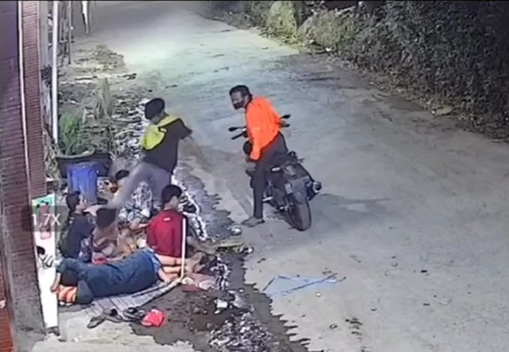 Dua pelaku AM, 20 dan RKA, 22 saat melakukan penganiayaan dan pemalakan santri&nbsp;Pondok Pesantren Tarbiyatun Nasy&rsquo;in, Tegalrejo, Kabupaten Magelang terekam CCTV.