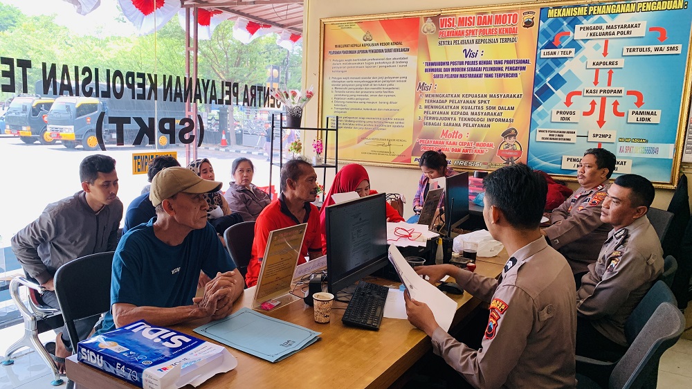 Puluhan warga Kaliwungu menggeruduk kantor Polres Kendal untuk melaporkan kasus penggelapan mobil rental, Selasa (15/10/2024).