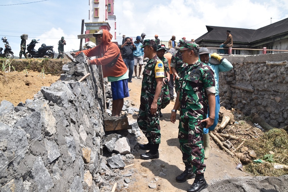 Pembangunan jalan di Desa Jojogan, Kecamatan Kejajar, Wonosobo.  &nbsp;