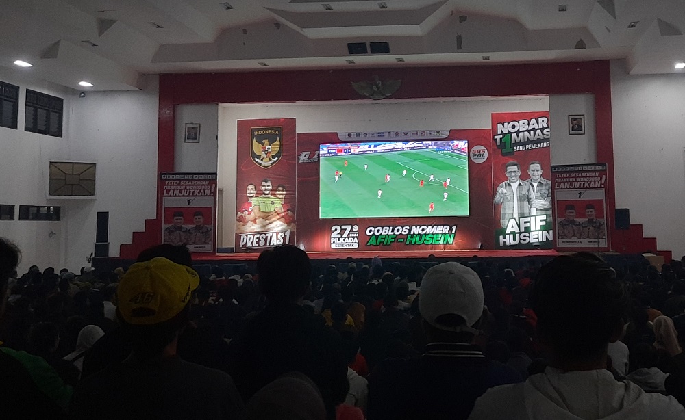 Nonton bareng (nobar) Timnas Indonesia Vs Timnas China di Gedung Sasana Adipura Kencana Wonosobo Jalan Soekarno-Hatta, Wonosobo Timur, Kabupaten Wonosobo, Selasa (15/10/2024) malam.