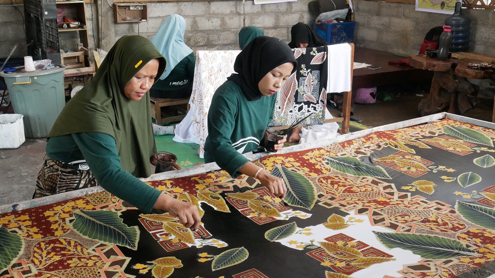 Pekerja tengah memproses batik alami Tinular Sih di Dusun Tegaltemu, Kelurahan Manding, Kabupaten Temanggung.