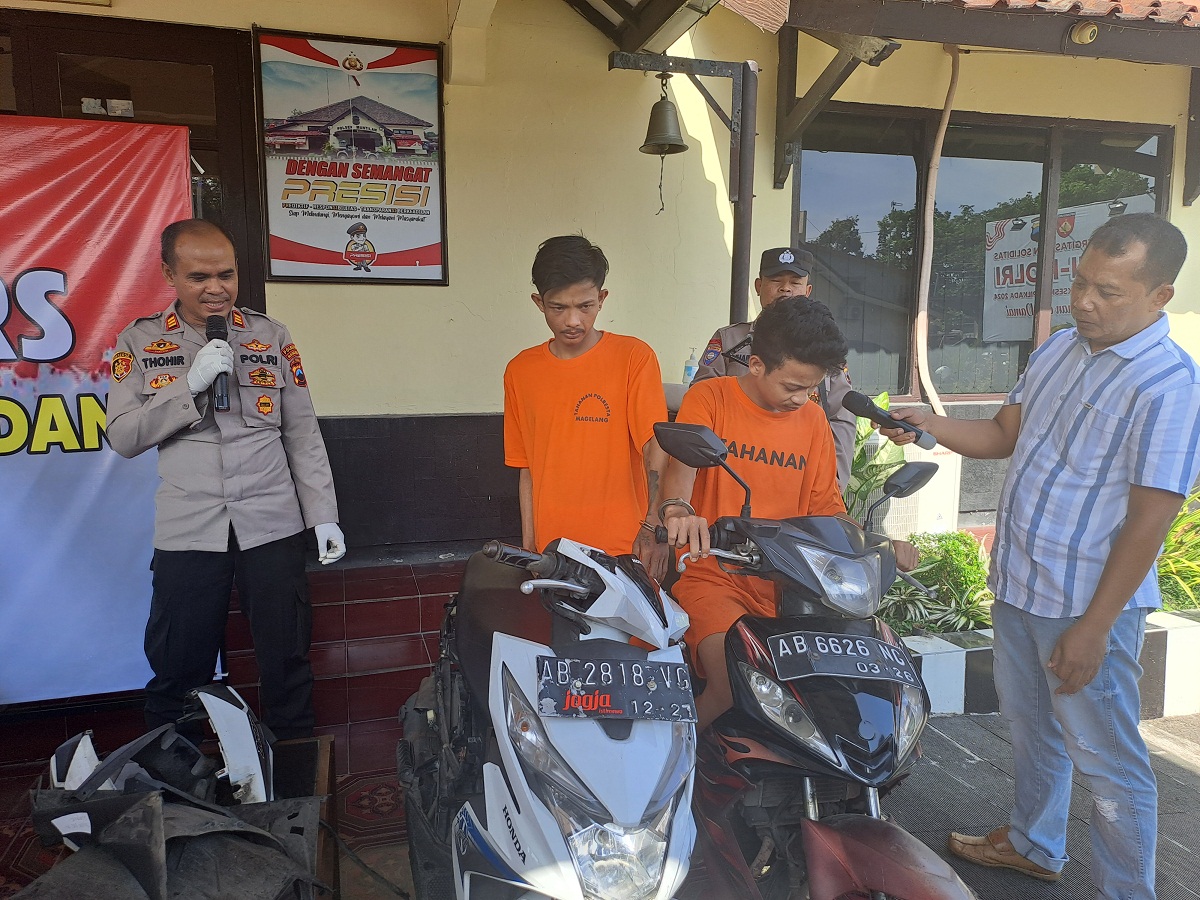 Dua pemuda asal Muntilan dan sepeda motor hasil curiannya.