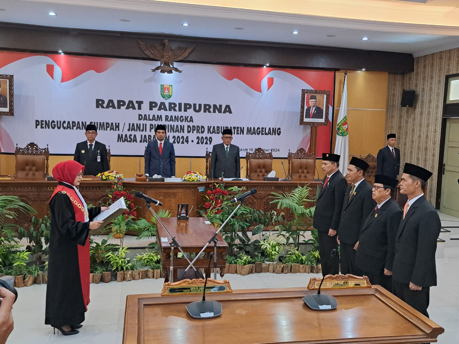 Pelantikan pimpinan DPRD Kabupaten Magelang periode 2024-2029 oleh Ketua Pengadilan Negeri Kabupaten Magelang, Ita Widyaningsih, SH MH, dalam Rapat Paripurna pada Rabu (16/10/2024).