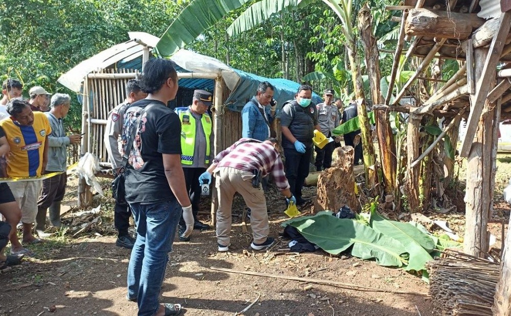 Mayat perempuan ditemukan setengah telanjang di Desa Darupono, Kecamatan Kaliwungu Selatan, Kabupaten Kendal.