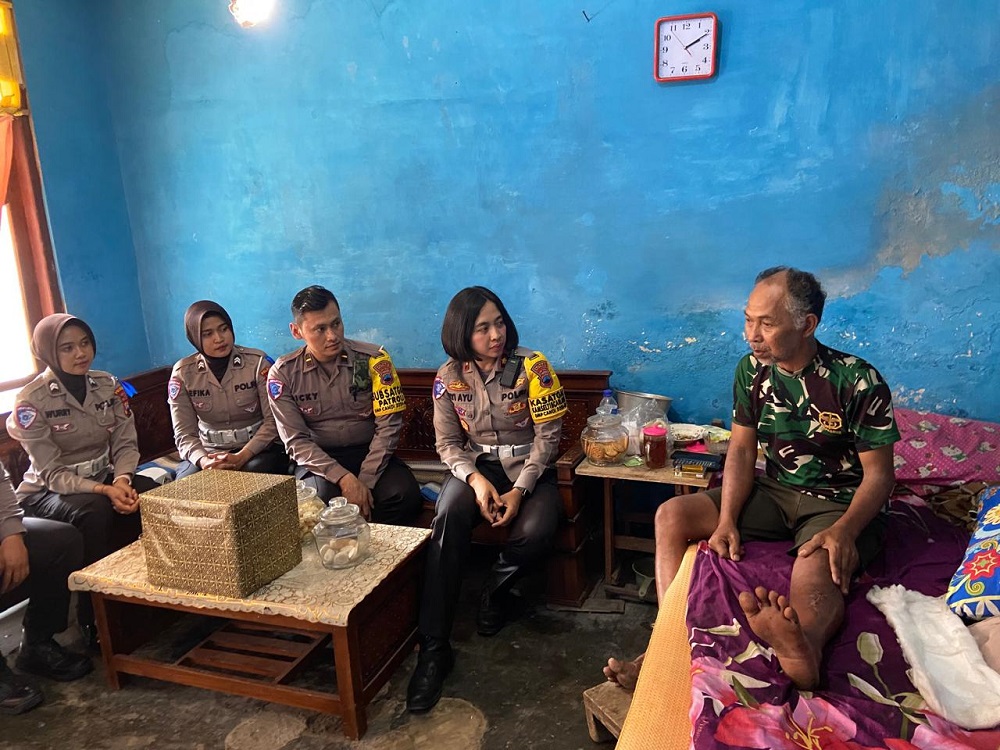 Kasat Lantas Polresta Magelang Kompol Nyi Ayu Fitria Facha mengunjungi rumah korban lakalantas, Supangat.
