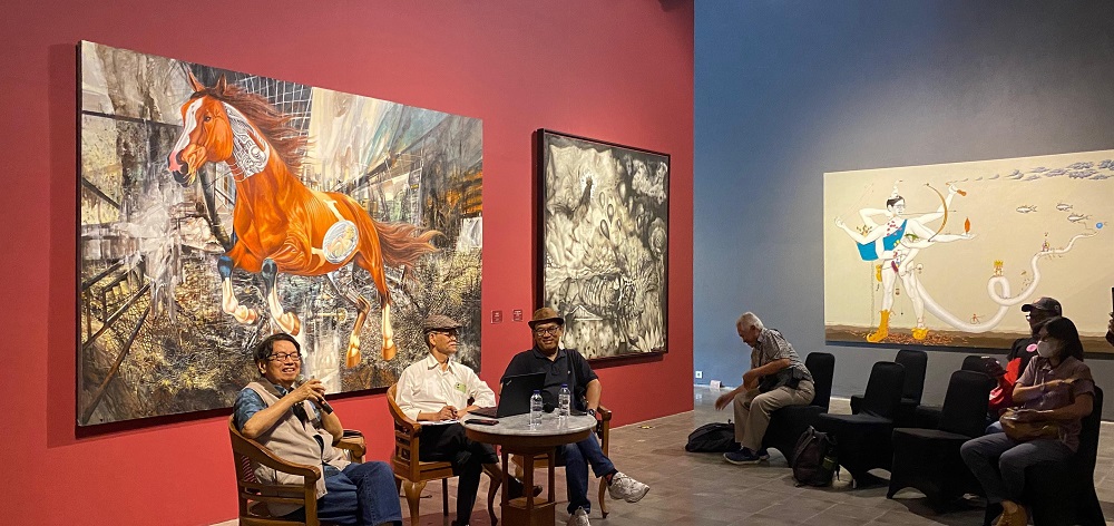 dr Oei Hong Djien bersama kurator Prof M Dwi Marianto MFA PhD OHD dan ko-kurator Heri Kris saat jumpa pers pameran  bertajuk Refleksi 100 Tahun Surealisme Andre Breton di OHD Museum Magelang.