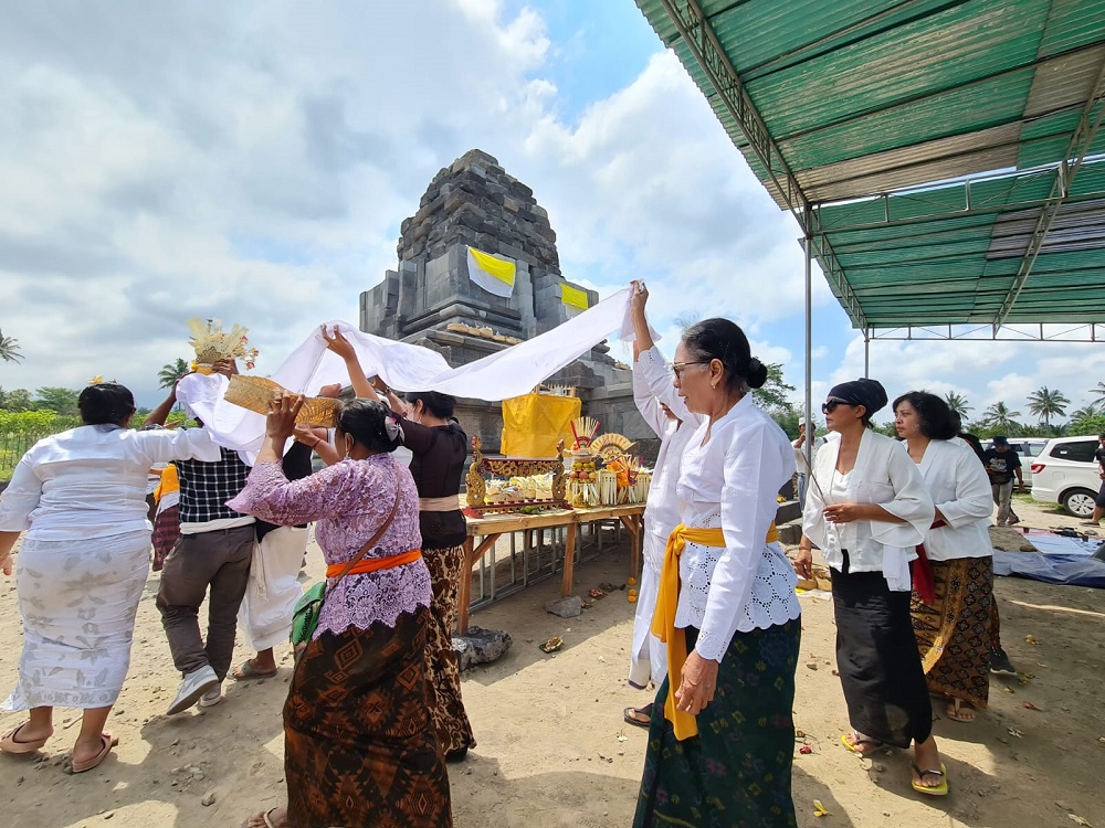 Prosesi ritual pemulihan roh untuk mengembalikan energi spiritual yang diyakini telah lama bersemayam di Candi Lumbung, Kabupaten Magelang, Jumat (18/10/2024).