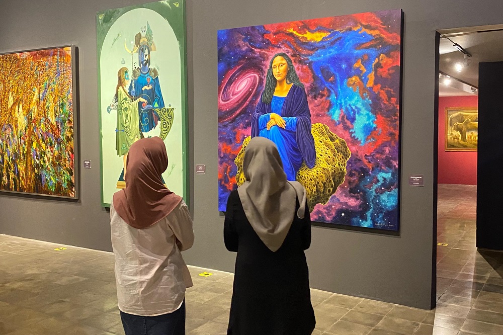 Dua pengunjung menikmati karya seni surealisme yang dipamerkan di OHD Museum, Kota Magelang, Jumat (18/10/2024)