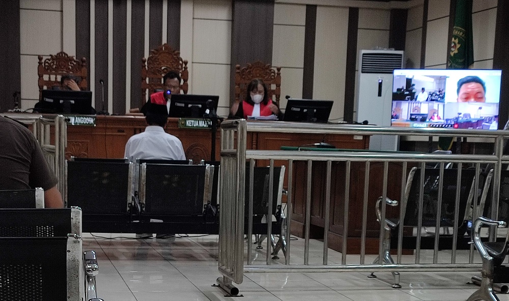 Majelis hakim Pengadilan Tipikor Semarang menyidangkan kasus penyimpangan dana desa Coprayan, Kabupaten Pekalongan, dengan agenda putusan.