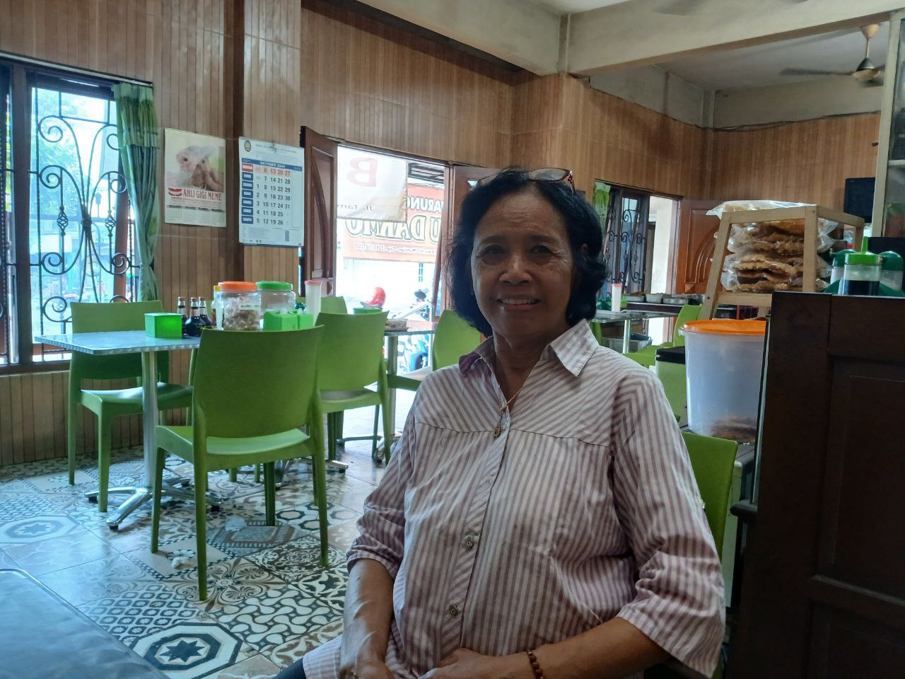 Endang generasi kedua pengelola warung makan Bu Darmo.