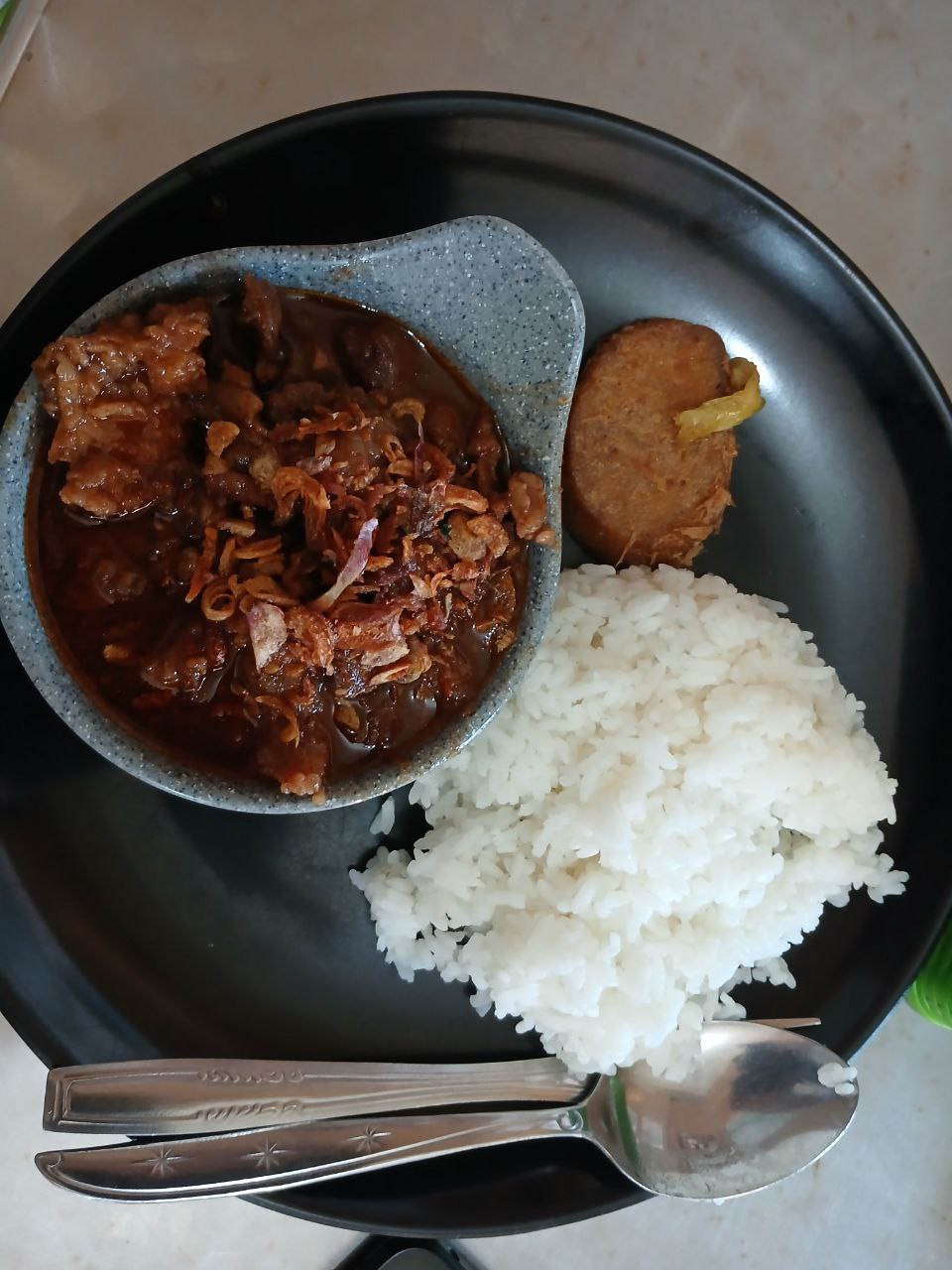 Nasi brongkos Bu Darmo Muntilan favorit pengunjung.
