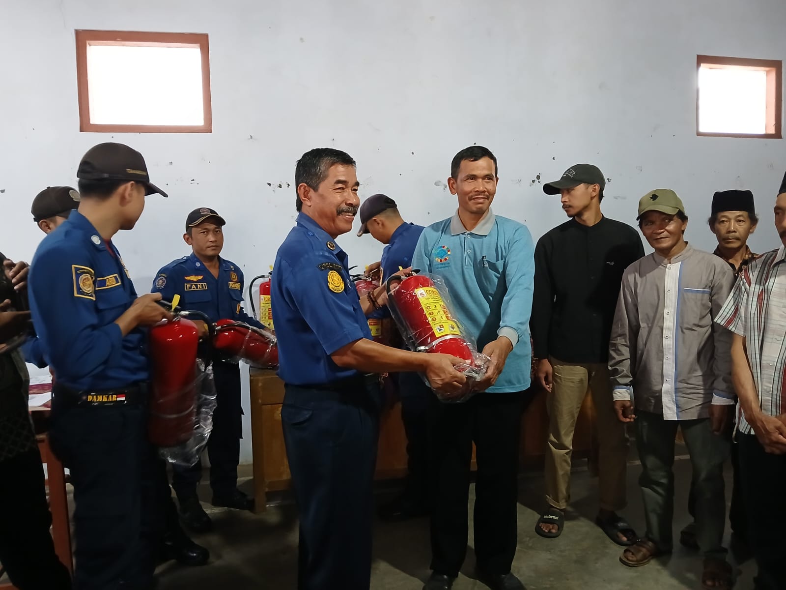 Penyerahan apar kepada masyarakat Desa Tening, Kecamatan Wonoboyo.