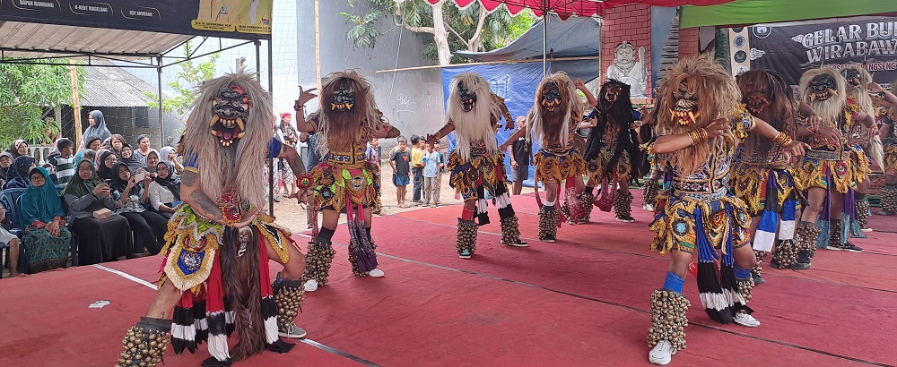 Penampilan seni tari pada Gelar Budaya Wira Bawana di Desa Banjarnegoro, Kecamatan Mertoyudan, Kabupaten Magelang, Minggu (20/10/2024).  &nbsp;