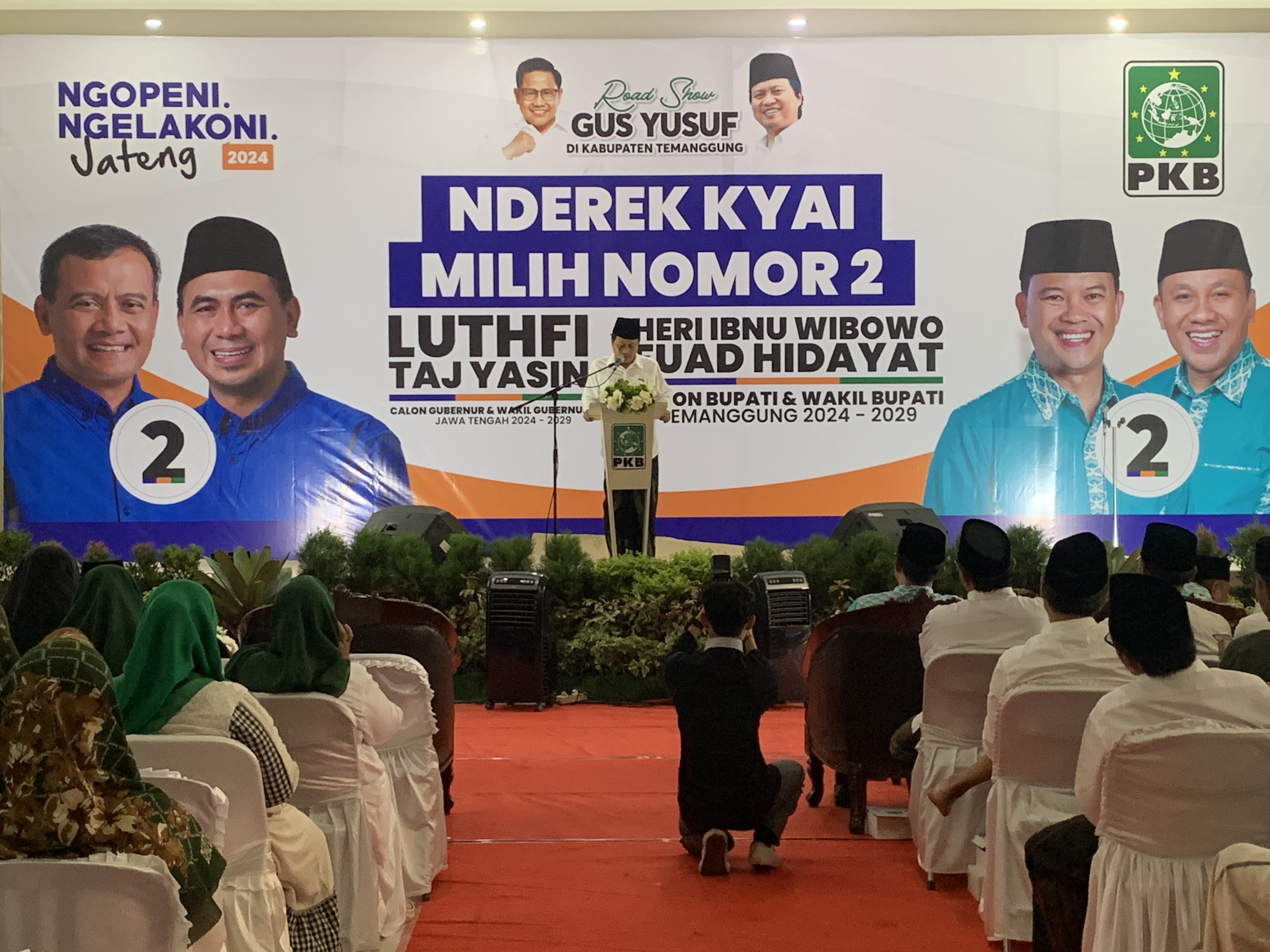 Ketua DPW PKB Jawa Tengah Muhammad Yusuf Chudlori menyampaikan orasi dan arahan kepada seluruh kader Temanggung di Gedung Juang 45, Senin (21/10/2024).