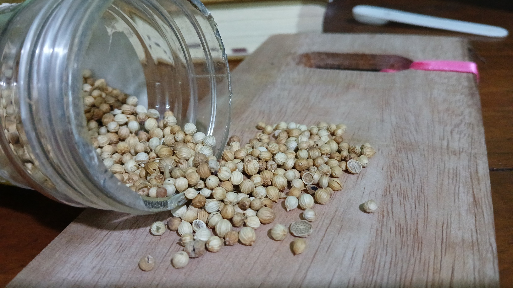 Biji ketumbar selain untuk bumbu dapur bisa untuk mengatasi kolesterol jahat.