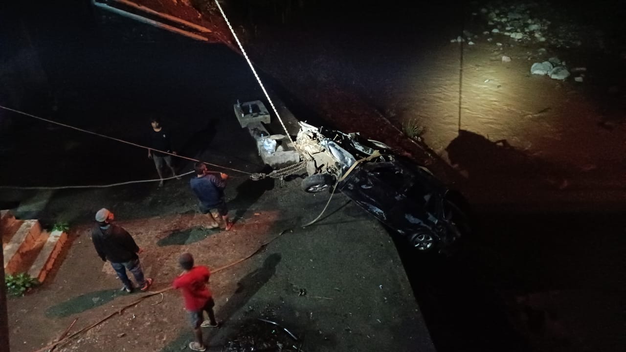 Proses evakuasi mobil sedan Timor yang terjun di Kali Progo, Kranggan Temanggung, Senin (21/10/2024).